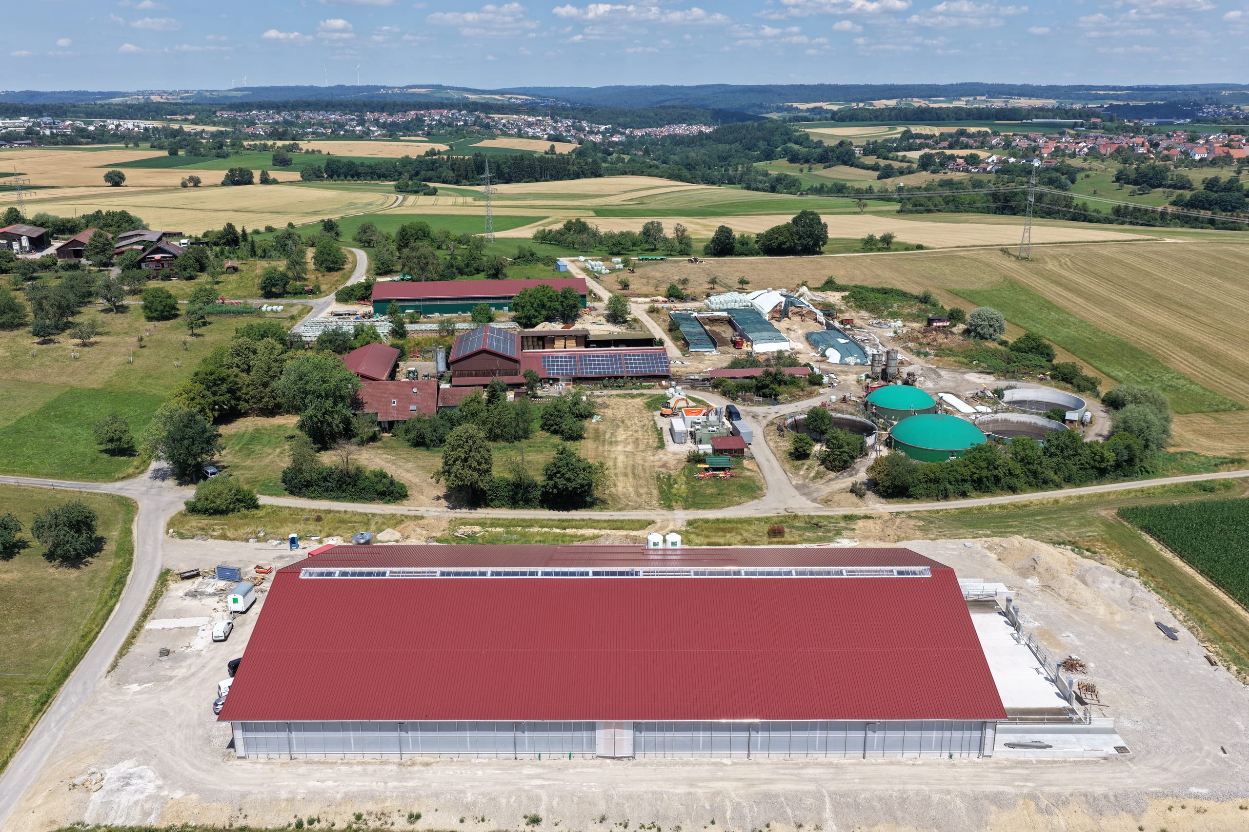Luftbild Milchviehstall Hattenhofen mit rotem Dach neben der Hofstelle – Agrarbau Härle Bau