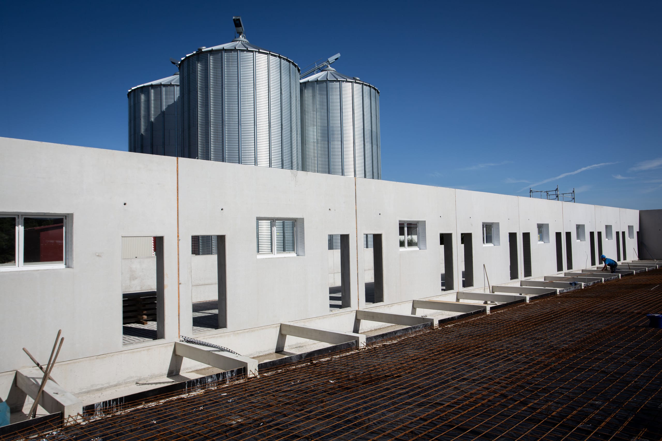Schweinestall Tannheim aus Betonfertigteilen mit Futtersilos – Agrarbau Härle Bau