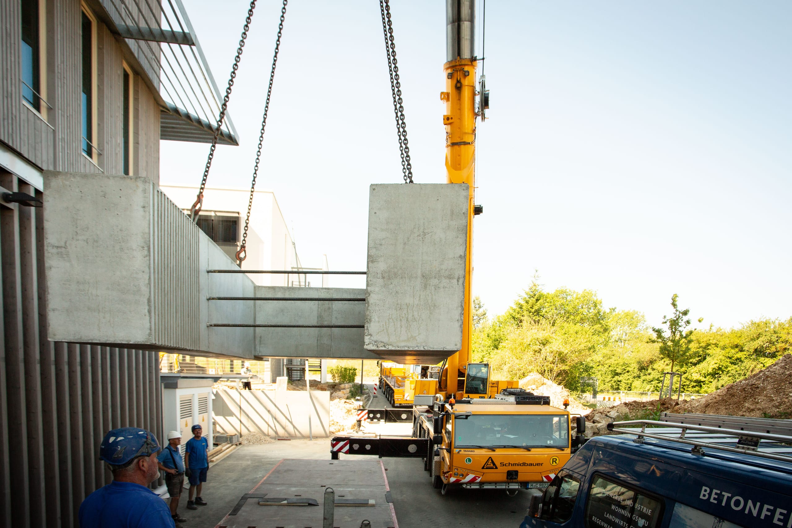 Kranmontage eines Brückenpfeilers aus Betonfertigteilen in Ulm